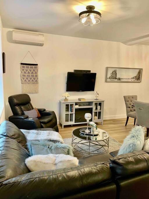 Adorable 1 Bedroom Suite- A Skip To Galloping Goose Victoria Exterior foto