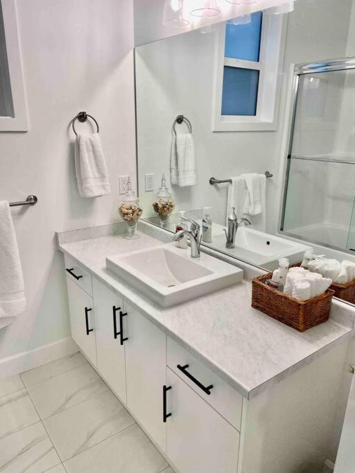 Adorable 1 Bedroom Suite- A Skip To Galloping Goose Victoria Exterior foto