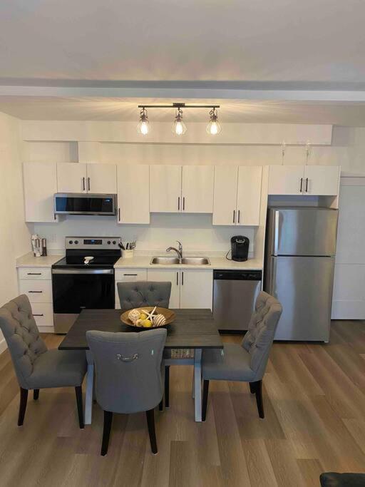 Adorable 1 Bedroom Suite- A Skip To Galloping Goose Victoria Exterior foto